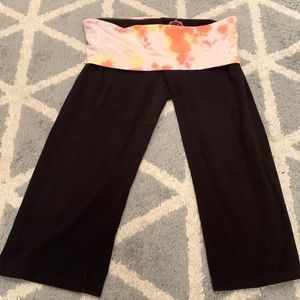 💥SOLD💥 Victoria Secret PINK, size L, black capri with tie dye waistband.